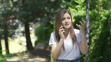 en plein air femme argumenter avec le la personne elle est parlant à sur le téléphone. video