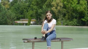 femme ayant une nerveux panne nuit le environnement. video