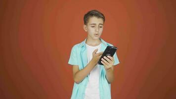 de jongen wie kan niet gebruik de app Aan de telefoon. video