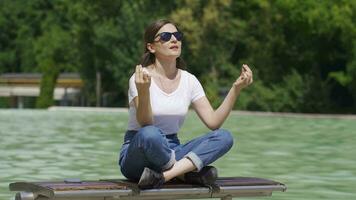 Mujer haciendo yoga al aire libre. video