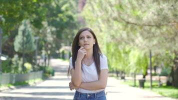 le femme dans le parc est confus et réfléchi. video