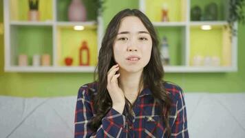 ongelukkig Aziatisch jong vrouw op zoek Bij haar gezicht. video