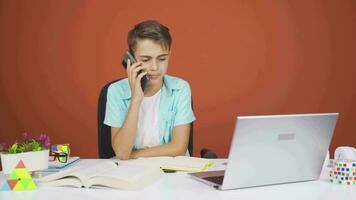 jongen gebruik makend van laptop nerveus pratend Aan de telefoon. video