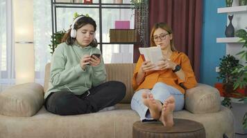 copains sont en train de lire livres à maison, écoute à musique. video