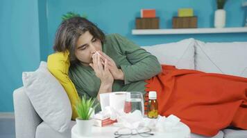 malade homme éternuements, soufflant le sien nez. video