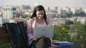 femme d'affaires Faire en plein air est infructueux et malheureux. video