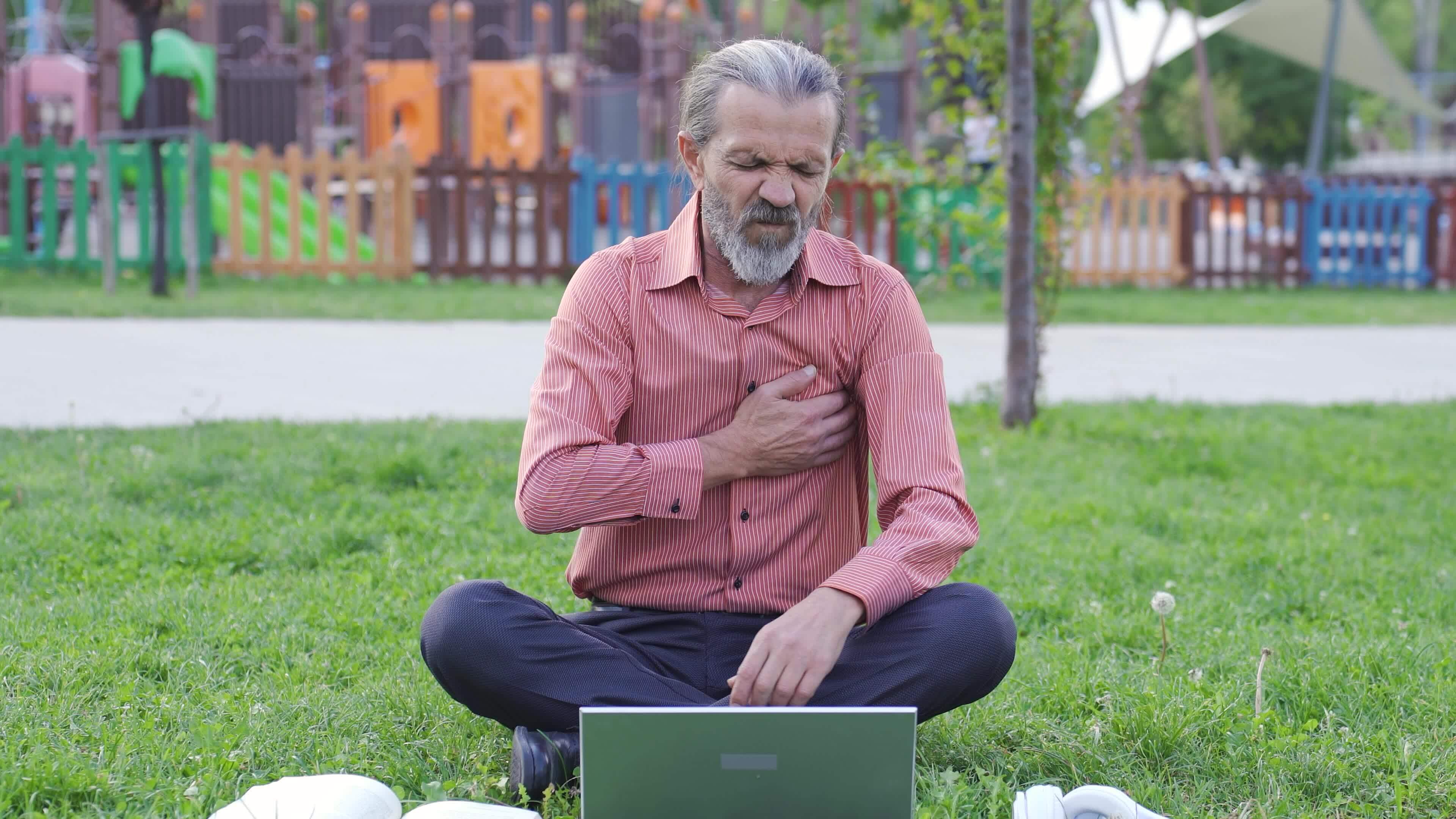 The Man Is Having A Heart Attack 32965989 Stock Video At Vecteezy the-man-is-having-a-heart-attack-32965989-stock-video-at-vecteezy