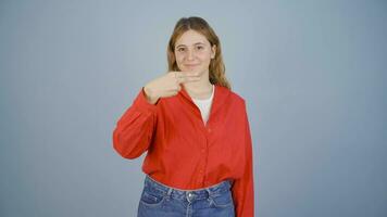 femme à la recherche à caméra coupes par fabrication les ciseaux signe. video