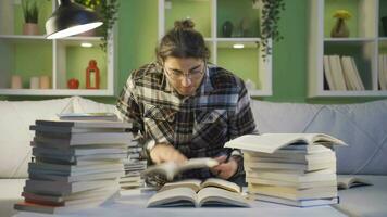 cansado e estressado Faculdade estudante. video