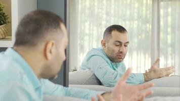 psychotisch schizofreen Mens pratend naar zichzelf. video