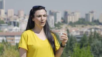 le femme est en buvant l'eau. l'eau pour en bonne santé vie. video