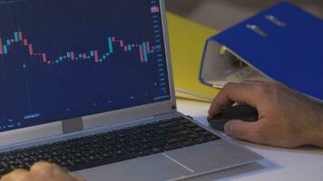 homme Suivant le financier graphique. Stock marché investissement. video