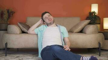 Deprimido hombre acostado en el sofá. video