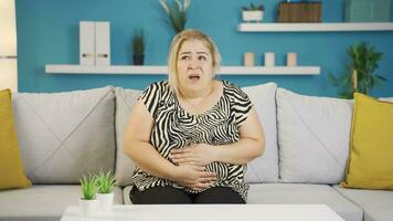 femme avec maux d'estomac. video