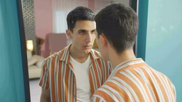 The man who punches the mirror has mental problems. video