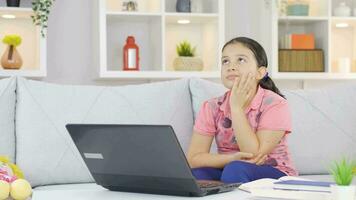 concentré fille enfant rêves avec technologique matériaux. video