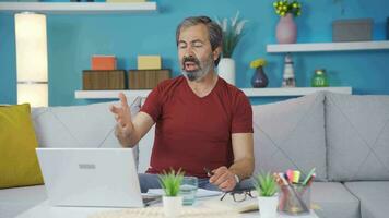 The man who gets angry at what he sees on the computer. video
