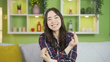 feliz ásia jovem mulher dançando. video