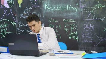 zakenman schrijft accounting Aan de schoolbord en glimlacht. video