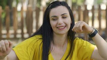 el mujer es bailando al aire libre. video