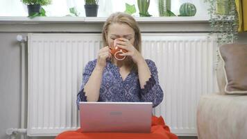 frio mulher às casa bebendo café e usando computador portátil. video