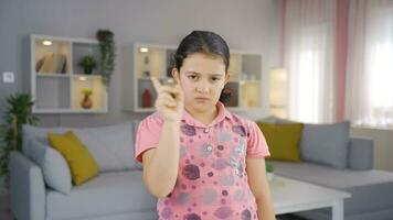 il ragazza bambino è avvertimento di guardare a il telecamera. video