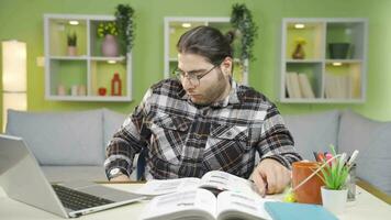 a jovem homem é experimentando financeiro dificuldades. pobreza. video