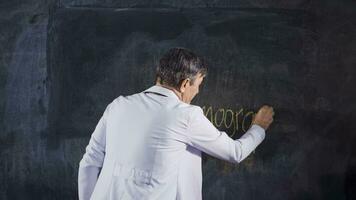 mannetje dokter schrijft mammografie Aan de schoolbord. video