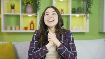 porträtt av positiv livlig asiatisk ung kvinna. video