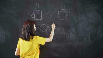 jong vrouw schrijven cafe Aan schoolbord. video