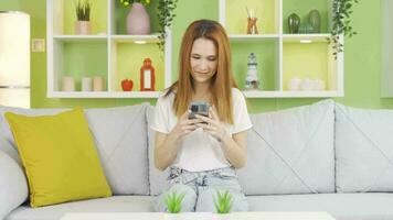 le Jeune femme dont Téléphone (s batterie meurt est frustré. video