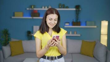 le Jeune femme qui Heureusement met le téléphone à sa cœur. video