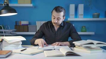 il giovane storico lettura il libro di il mezzo età è sorpreso e stupito. video