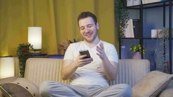 homme envoyer des SMS sur le téléphone avec content expression. video