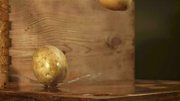 patatas otoño en un mojado mesa. filmado en un alta velocidad cámara a 1000 fps. alto calidad full HD imágenes video