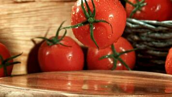 ein Tomate Stürze auf ein nass Schneiden Tafel. gefilmt auf ein schnelle Geschwindigkeit Kamera beim 1000 fps. hoch Qualität fullhd Aufnahmen video