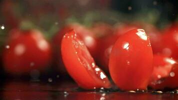 geschnitten Tomaten fallen auf das nass Tisch. gefilmt auf ein schnelle Geschwindigkeit Kamera beim 1000 fps. hoch Qualität fullhd Aufnahmen video