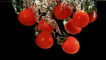 pomodori autunno sotto acqua. girato su un' ad alta velocità telecamera a 1000 fps. alto qualità FullHD metraggio video