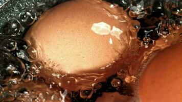 eieren zijn gekookt in een pan. gefilmd Aan een hoge snelheid camera Bij 1000 fps. hoog kwaliteit full HD beeldmateriaal video
