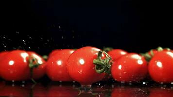 uma tomate cai em uma molhado borda. filmado em uma alta velocidade Câmera às 1000 fps. Alto qualidade fullhd cenas video