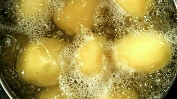 Kartoffeln sind gekocht im ein Topf. gefilmt auf ein schnelle Geschwindigkeit Kamera beim 1000 fps. hoch Qualität fullhd Aufnahmen video