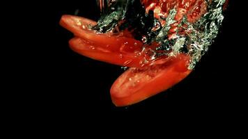 affettato pomodori autunno sotto acqua. girato su un' ad alta velocità telecamera a 1000 fps. alto qualità FullHD metraggio video