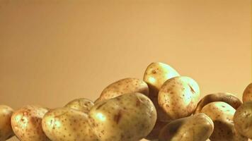 patate volare su e autunno fuori uso. girato su un' ad alta velocità telecamera a 1000 fps. alto qualità FullHD metraggio video