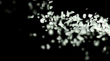Salz- Kristalle fliegen hoch. gefilmt auf ein schnelle Geschwindigkeit Kamera beim 1000 fps. hoch Qualität fullhd Aufnahmen video