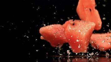 Wassermelone Fruchtfleisch Stürze auf ein nass Tisch. gefilmt auf ein schnelle Geschwindigkeit Kamera beim 1000 fps. hoch Qualität fullhd Aufnahmen video