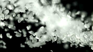 Salz- Kristalle fliegen oben und fallen runter. Makro Schuss. gefilmt auf ein schnelle Geschwindigkeit Kamera beim 1000 fps. hoch Qualität fullhd Aufnahmen video