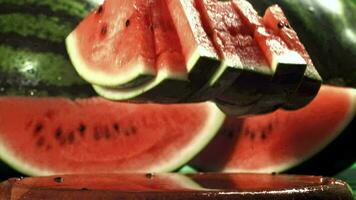 Stücke von Wassermelone fallen auf ein nass Tafel. gefilmt auf ein schnelle Geschwindigkeit Kamera beim 1000 fps. hoch Qualität fullhd Aufnahmen video