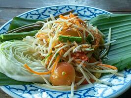 Som Tam comida papaya Fruta vegetal veganería siam tailandés mesa escritorio madera asiático frijol ensalada Lima comiendo cocina picante restaurante ajo Vagetable limón camarón sano Cocinando tradicional dieta Fresco plato foto