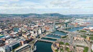 aéreo ver en río y edificios en ciudad centrar de Belfast del Norte Irlanda. zumbido foto, alto ángulo ver de pueblo foto