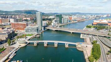 aéreo ver en río y edificios en ciudad centrar de Belfast del Norte Irlanda. zumbido foto, alto ángulo ver de pueblo foto